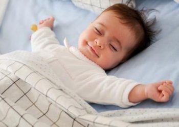 Mách mẹ những cách khử mùi khai từ nước tiểu của bé trên chăn đệm