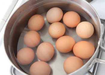 Ba mẹo bóc trứng luộc cực kỳ đơn giản và nhanh nhất