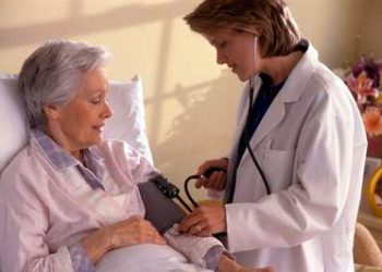 Hướng dẫn cách chăm sóc người bệnh tăng huyết áp tại nhà