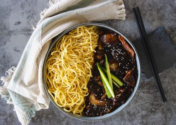 Mì đen – Món ăn “quốc dân” của ẩm thực truyền thống Hàn Quốc nổi tiếng khắp thế giới