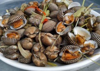 Cách làm sò huyết hấp sả đơn giản, ấm nồng ngày mưa
