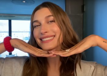 Clip: Hailey Bieber dưỡng da ban đêm siêu đơn giản mà vẫn có làn da sáng mịn