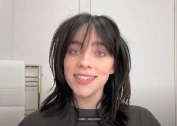 Clip: Quy trình làm đẹp cuối ngày của Billie Eilish