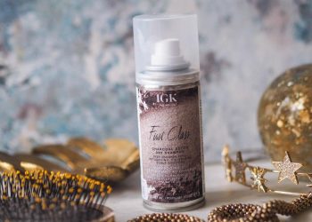 Review dầu gội khô IGK First Class Charcoal Detox Dry Shampoo: Giúp tóc bết “hóa” bồng bềnh cực nhanh