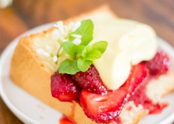 Bánh bông lan chanh với dâu tây nướng và sốt Sabayon Rosé