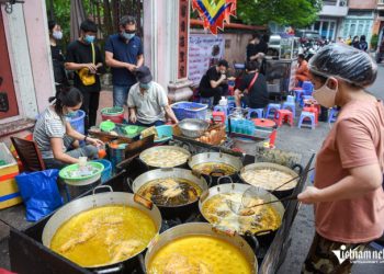 Bánh rán vỉa hè hút khách nhất Hà Nội, xếp hàng dài vẫn chờ mua
