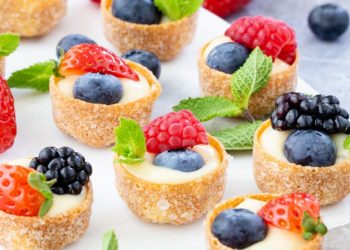 Bánh tart trái cây với nhân kem bánh ngọt