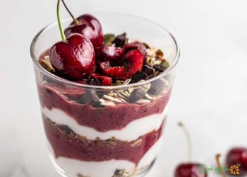 Cách làm bánh Parfait Cherry với Chocolate Muesli
