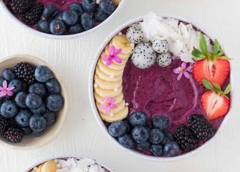 Cách làm bát sinh tố Berry Acai chỉ trong 5 phút