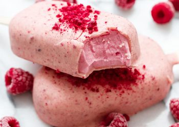 Cách làm kem mâm xôi vỏ giòn phủ socola trắng