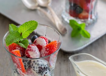 Cách làm món tráng miệng với trái cây berry và sốt Sabayon