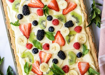 Cách làm pizza trái cây từ bột mì và kem tươi dễ dàng