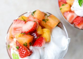 Cách làm salad trái cây mix với siro bourbon và marshmallow