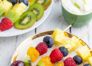 Cách làm xiên trái cây cầu vồng với sốt sữa chua chanh