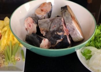 Cách nấu bún cá thu Đà Nẵng đơn giản với thơm, cà chua và hành tây
