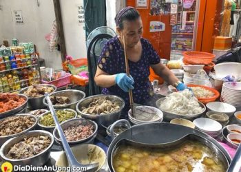 Càng về đêm càng đông PHỞ ĐÊM CHỊ HỒNG với dàn topping hùng hậu nổi tiếng gần 30 năm ở Hậu Giang