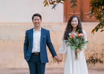 Chụp ảnh nắm tay nhau đi khắp Việt Nam