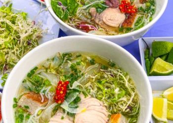 Có 1 quán BÚN SỨA – CHẢ CÁ NHA TRANG lề đường đang làm mưa làm gió ở Biên Hoà