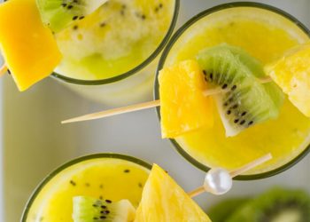Cocktail rum dừa nhiệt đới với xoài, kiwi và dứa