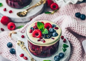 Công thức làm Rote Grütze Pudding trái cây đỏ sốt vani