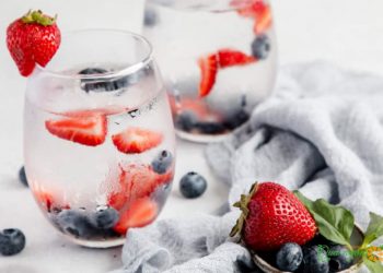 Công thức nước ngâm dâu tây việt quất và basil