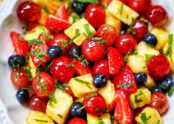 Công thức salad đơn giản chỉ với bốn loại trái cây