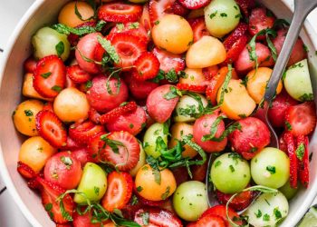 Công thức salad dưa với dâu tây và lá bạc hà