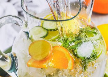 Detox Water: Cách làm nước giải độc chỉ với gừng và trái cây