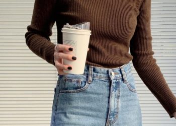 Mách bạn 4 cách mặc áo len tối màu không bị già, chỉ sành điệu trở lên