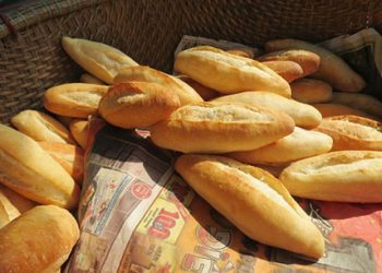 Ngon lạ bánh mì đặc ruột chợ Đông Ba