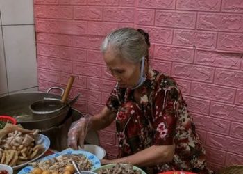 Nổi tiếng khắp Sài Gòn – MÌ KHÔ TRỨNG NON ông bà Tị vẫn giữ vững phong độ hơn 30 năm