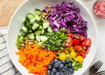 Salad cầu vồng với công thức nước sốt bơ mè tahini