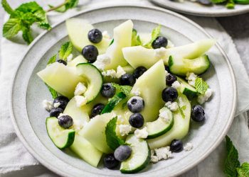 Salad dưa chuột dưa lưới xanh với phô mai Feta và việt quất