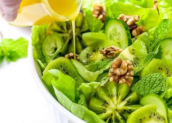 Salad dưa chuột kiwi với quả óc chó và bạc hà tươi