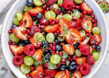 Salad trái cây với các loại quả mọng, nho và lựu