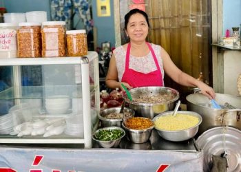 Tiệm BÁNH ĐÚC NÓNG HỔI VỪA THỔI VỪA ĂN trong con hẻm nhỏ ở Phú Nhuận
