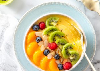Tự làm bát sinh tố xoài dứa full topping