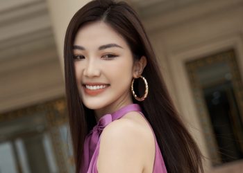 Lương Thanh chuộng hoa tai to bản xuống phố