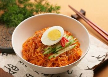 Cách làm mì trộn Hàn Quốc siêu nhanh chiêu đãi cả nhà dịp cuối tuần