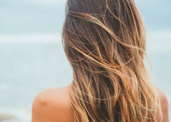 Mẹo giúp dưỡng ẩm cho tóc trong mùa hè nắng nóng
