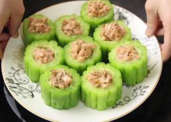 Con trai 13 tuổi vào bếp trổ bí quyết riêng làm món mướp đắng nhồi thịt tuyệt ngon mừng mẹ ngày 20/10