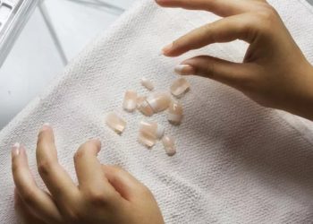 Những tác hại khi nối móng tay giả mà bạn chưa biết