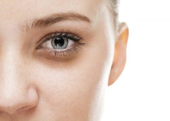 Đánh bay quầng thâm mắt tại nhà chỉ với hai nguyên liệu thiên nhiên siêu đơn giản