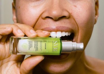 Review tinh chất SVR Sebiaclear Serum – trị mụn, trị thâm hiệu quả