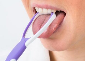 Khỏi lo hơi thở có mùi với cách vệ sinh lưỡi đúng chuẩn