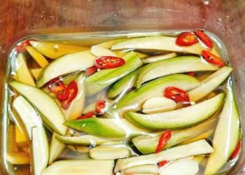 Chinh phục cả nhà món xoài ngâm mắm ớt chua cay vạn người mê này