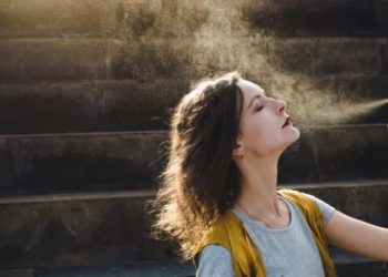 Mẹo trang điểm trẻ hóa cho phụ nữ trên 50