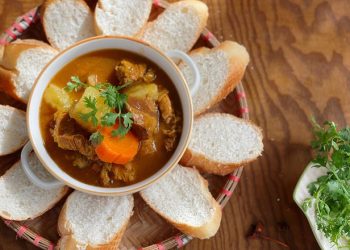 2 cách nấu bánh mì sốt vang vị Việt đậm đà, “quyến rũ” ăn ngon mê ly