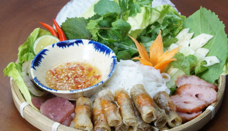 Bánh tráng cuốn thịt ăn kèm với chả ram tôm đất