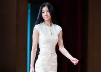 Bí quyết có vòng eo siêu thực của Seo Ye Ji